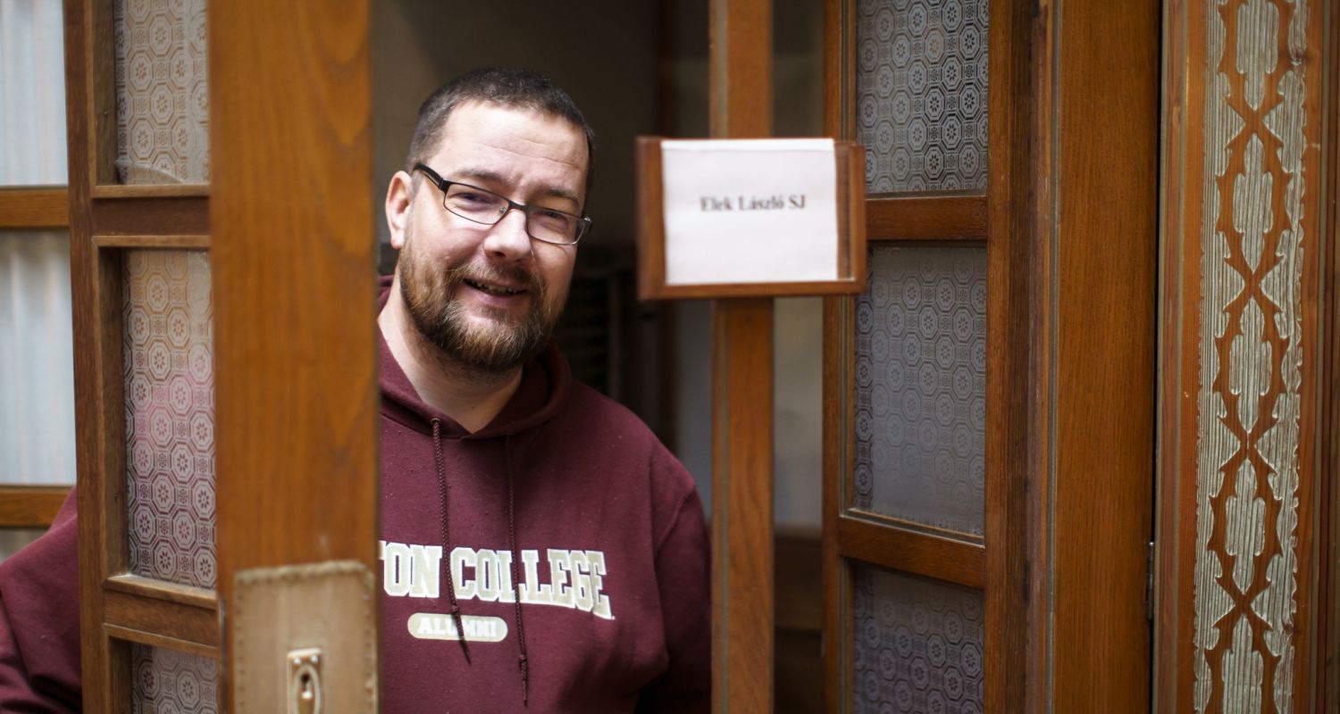 „Keresztutat is írtak már ChatGPT-vel” – Elek László jezsuita a mesterséges intelligenciáról